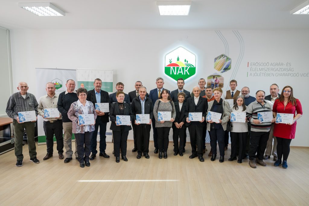 Elismerést kaptak az országos jégkármérséklő rendszer országos és vármegyei legjobb generátorkezelői - Fotó: NAK/Lévai Zsolt