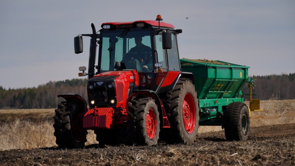 Befejezte az átállást az új színkombinációs megjelenésre a minszki traktorgyár, amely így egységessé vált a BELARUS traktorcsaládra nézve: piros lett az uralkodó szín - Fotó: FB, Belarus traktor