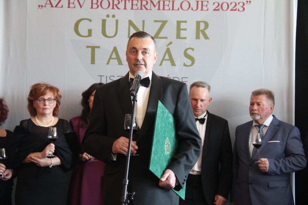A Magyar Bor Akadémia által gondozott „Év Bortermelője Magyarországon 2023” címet elismerő kitüntetést Günzer Tamás villányi borász érdemelte ki