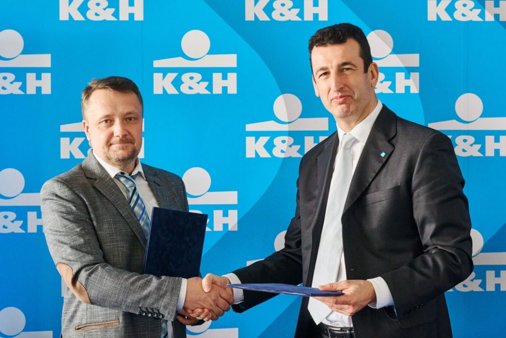 Kézfogás a Tej Szakmaközi Szervezet és Terméktanács ügyvezető igazgatója, Harcz Zoltán (balra) és Rajna Gábor, a K&H Vállalati divízió vezetője között