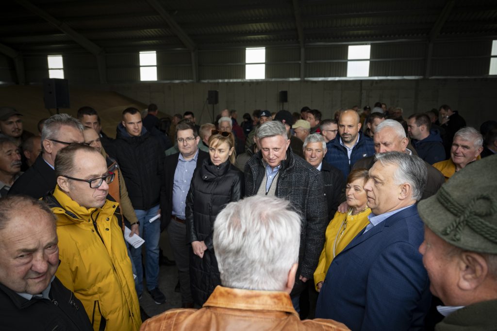 Orbán Viktor miniszterelnök gazdákkal találkozott Nemesgörzsönyben. A gazdaságátadás is szóba került.