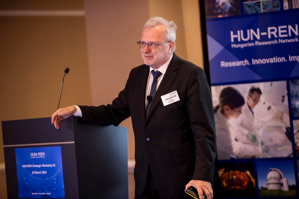 A mintegy százhúsz résztvevőt, köztük számos világhírű kutatót Gulyás Balázs, a HUN-REN elnöke köszöntötte - Fotó: HUN-REN Magyar Kutatási Hálózat