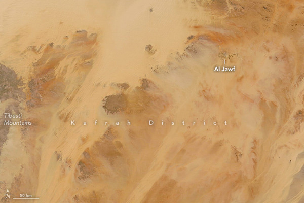A NASA Terra műholdján működő MODIS (Moderate Resolution Imaging Spectroradiometer) detektor felvétele 2022. május 26-án készült Líbia Kufra tartományáról. A kép bal felső részén a Ribiana homoktenger terül el, amelyet délen a Tibesti-hegység fennsíkjai határolnak. (Kép: NASA Earth Observatory, Lauren Dauphin; MODIS adatok: NASA EOSDIS LANCE és GIBS/Worldview)